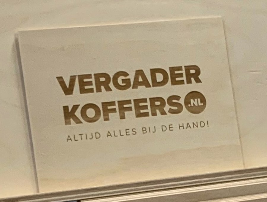 Een Houten logoplaat lasergravure tbv koffer H1 koop je bij Vergaderkoffers.nl